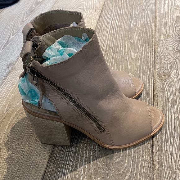BRAND NEW Dolce Vita Leather Ankle Booties - Picture 7 of 8
